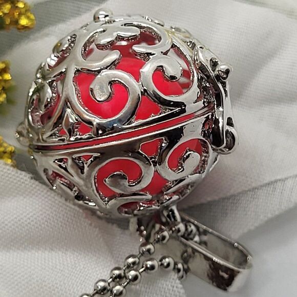 NEW, TOP DEALS, UNISEX, HOLLOW GLOW IN THE DARK PENDANT NECKLACE - Picture 4 of 5